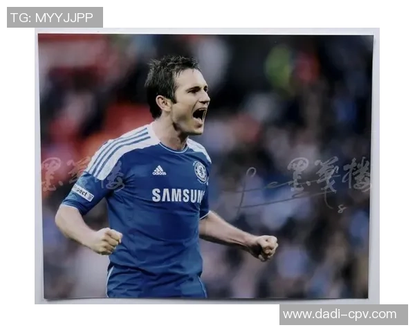 足球明星半袖高清图片欣赏展现运动魅力与时尚风采