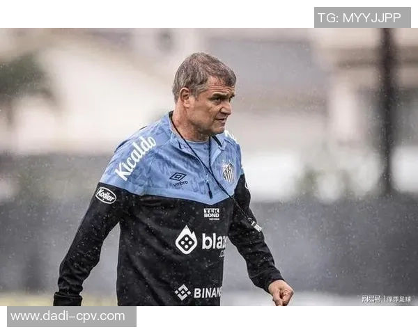 足球明星化身老头重返球场展现不老传奇与青春活力