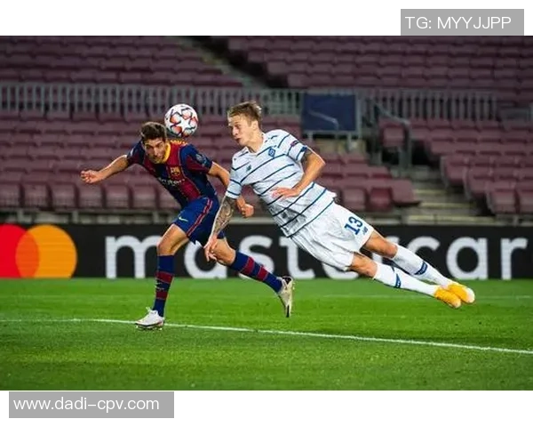 足球明星在比赛中展现力量与技巧的暴力射门精彩瞬间合集 足球明星在比赛中展现力量与技巧的暴力射门精彩瞬间合集