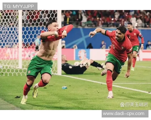 足球明星在绿茵场上挥洒汗水展现风采的精彩瞬间 足球明星在绿茵场上挥洒汗水展现风采的精彩瞬间