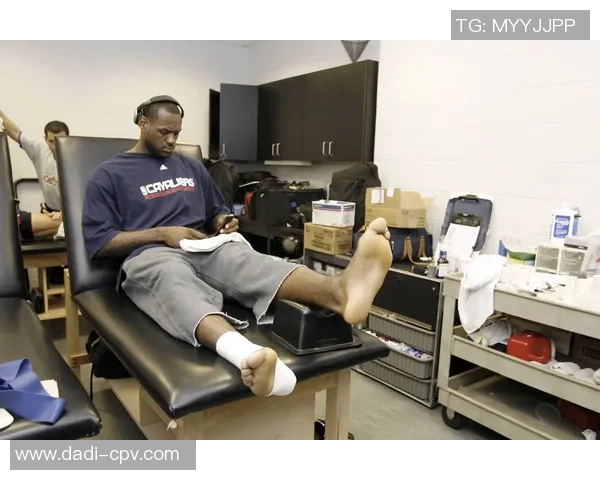 足球明星在赛场失利后的伤心瞬间揭示了他们背后的辛酸与努力