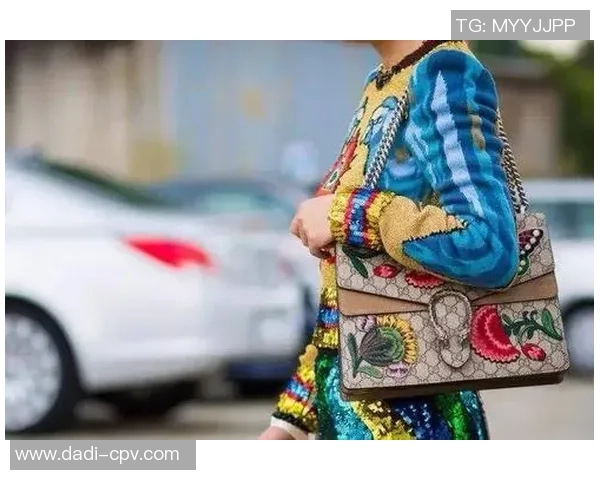 足球明星定制卫衣潮流新选择让你在球场外也能尽显风采