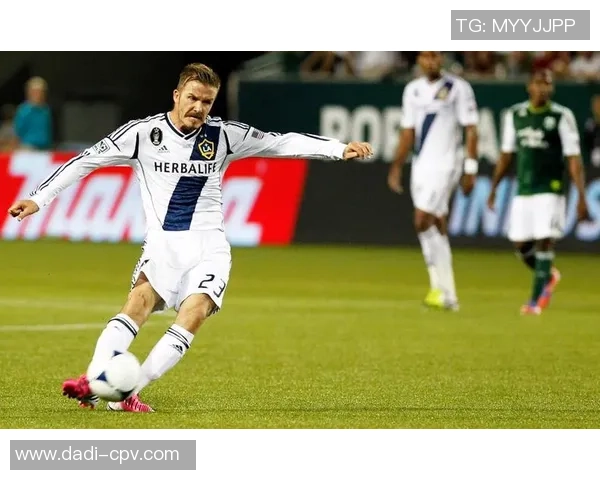 足球明星小贝的精彩瞬间与经典形象回顾，感受他的足球魅力与个人风采