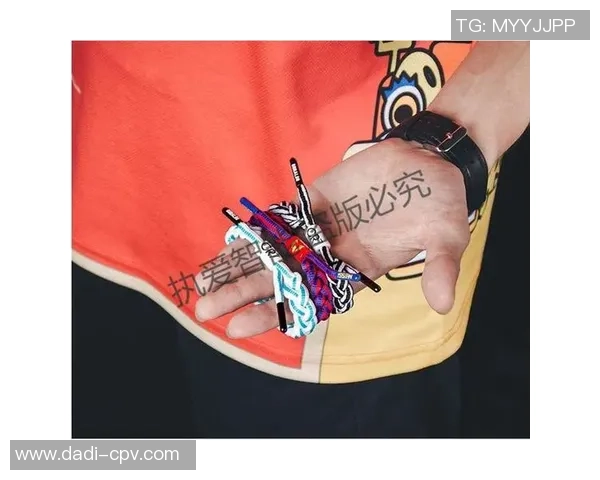 足球明星手腕上佩戴的神秘饰品揭晓背后的故事与意义