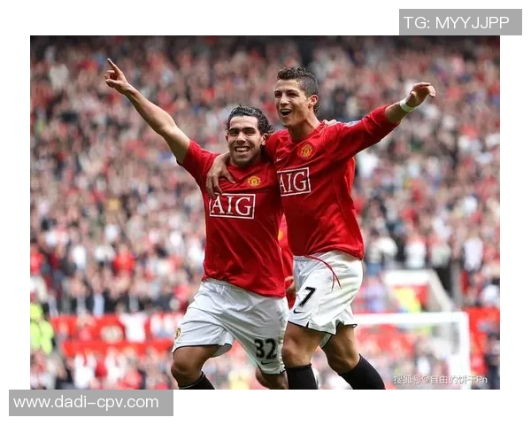 足球明星情侣甜蜜同框瞬间曝光引发粉丝热议与羡慕 足球明星情侣甜蜜同框瞬间曝光引发粉丝热议与羡慕