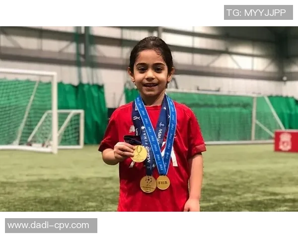 足球明星惊险爬墙挑战视频高清播放引发热议网友纷纷点赞评论不断