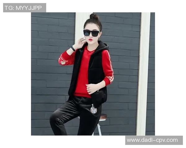 足球明星时尚新风潮卫衣搭配引领潮流运动与休闲完美结合