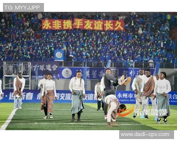 足球明星热情欢迎新伙伴展现团结与友谊的精神