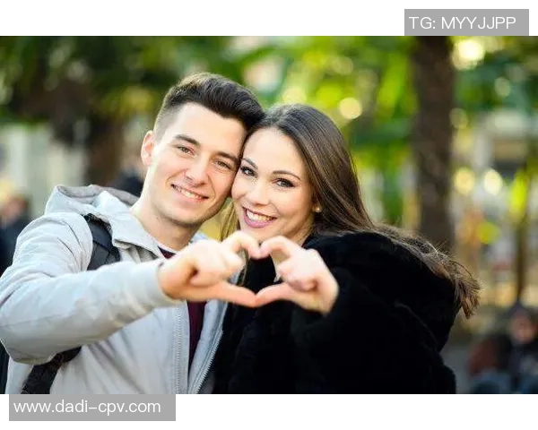 足球明星的魅力与异性缘分揭秘：他们如何赢得爱情与关注