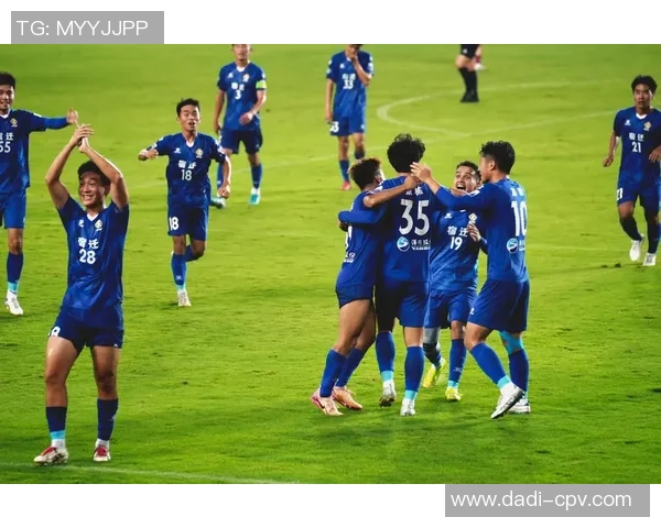 足球明星的荣耀与奋斗：他们背后的故事与梦想