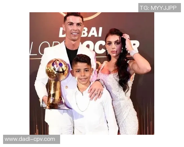 足球明星盛装出席颁奖典礼展现风采与魅力引领时尚潮流