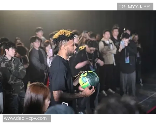 足球明星篮球赛盛况空前球场上演跨界对决引发热议与期待 足球明星篮球赛盛况空前球场上演跨界对决引发热议与期待